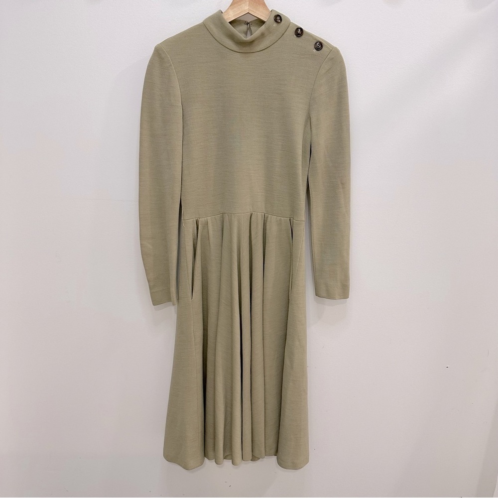 VINTAGE circle skirt dress. So flattering.